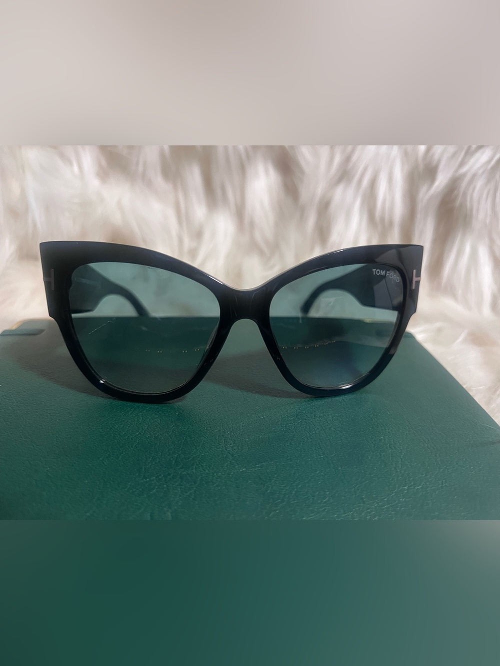 AUTHENTIC - Tom Ford Anoushka Cat Eye Sunglasses - Black
